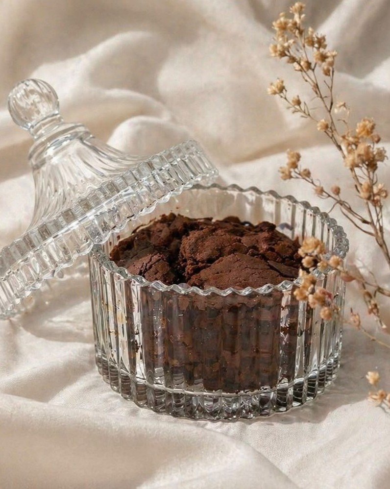 Brownie artesanal servido em pote de vidro, decorado com flores secas
